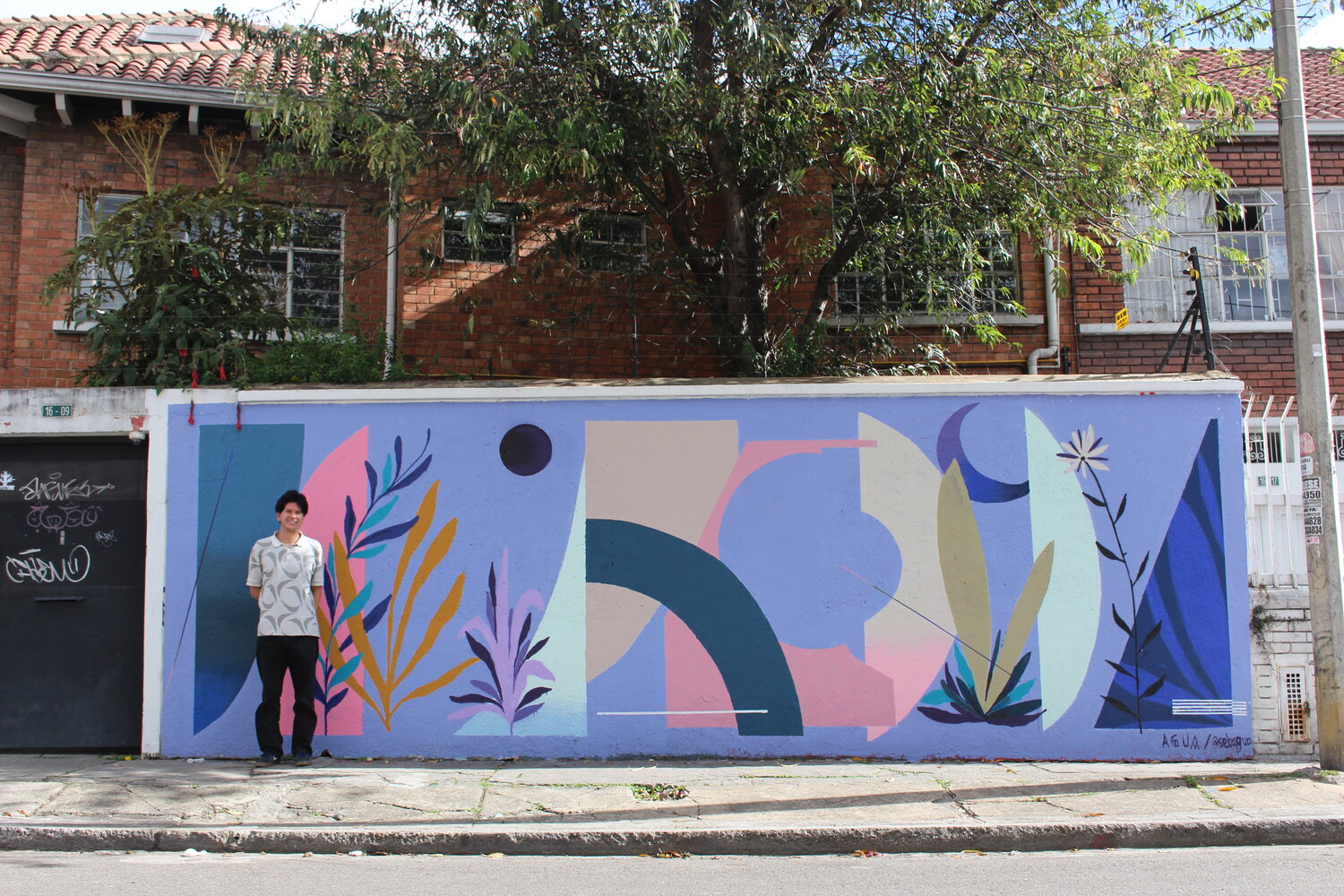 sebas villabona y mural.JPG
